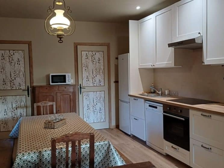 Gîte d'étape Molières - cuisine et coin repas