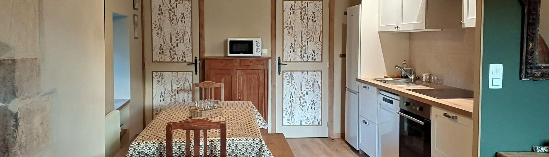 Gîte d'étape Molières - cuisine et coin repas