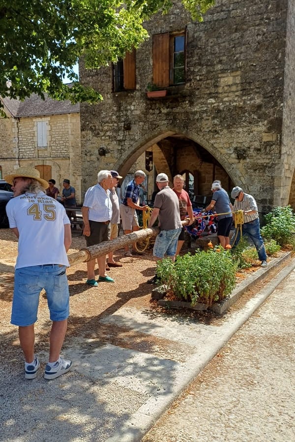 Plantation du mai communal à Molières