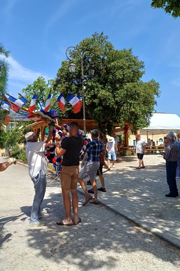 Plantation du mai communal à Molières
