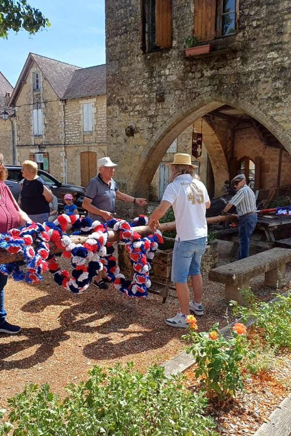Préparation du mai communal à Molières