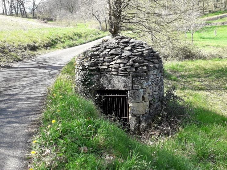 Cabane abritant un puits, rue du Manse - Molières