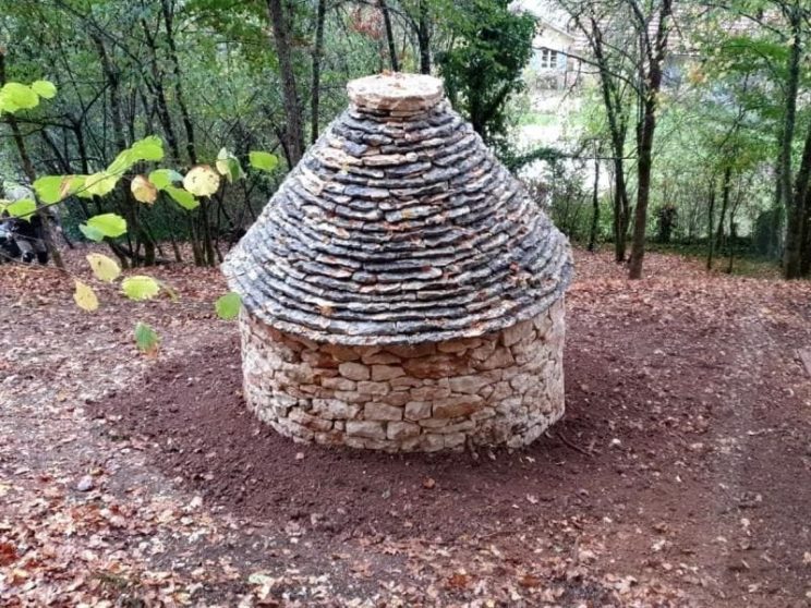 Cabane en pierre sèche, réalisation de la toiture